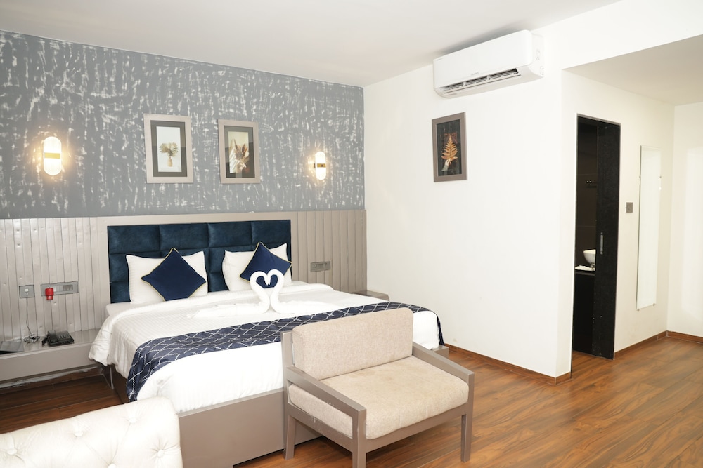 DELUXE, DOUBLE BED, POOL VIEW, BALCONY