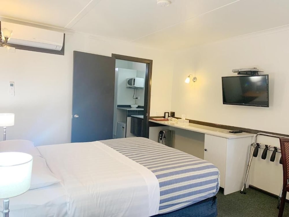 Statesman Motor Inn 13/47