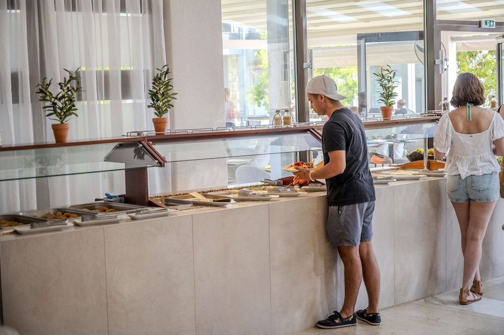 Dionysos Hotel Suites 7/68