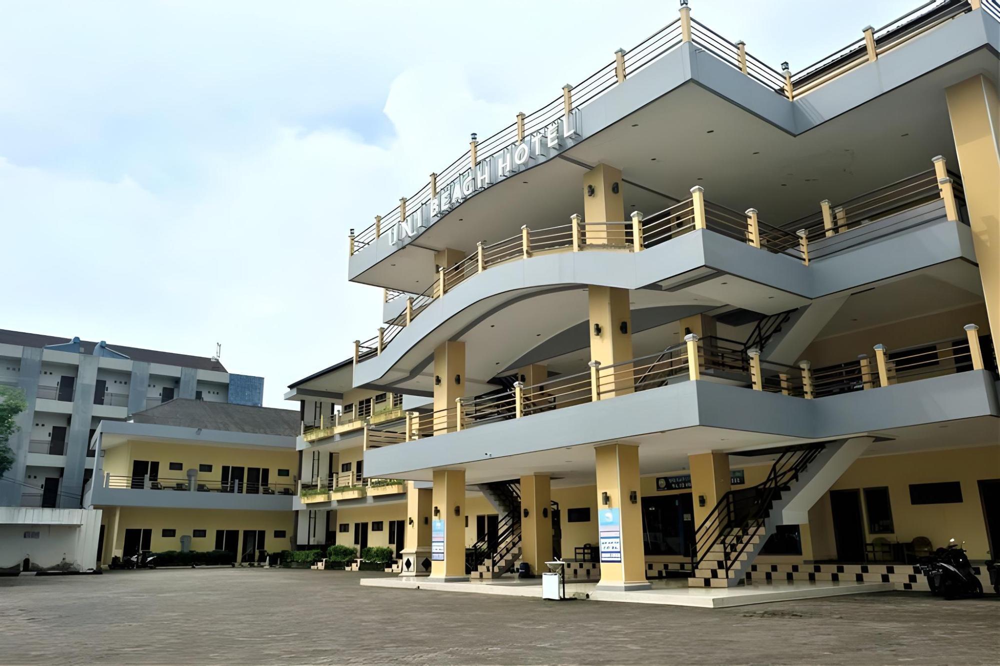 Uni Beach Hotel 4/25