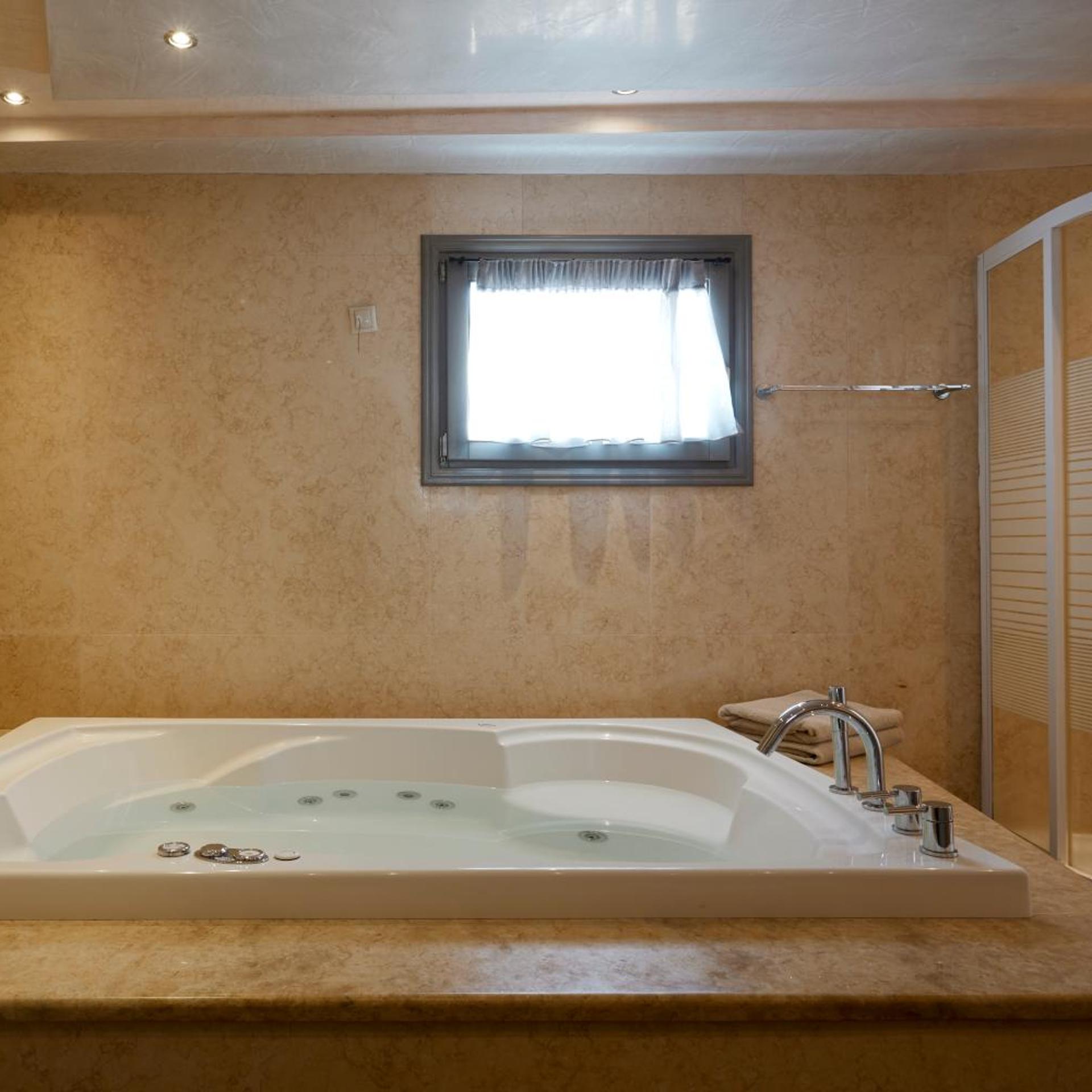 PETITE, CALDERA VIEW, PRIVATE HEATED POOL