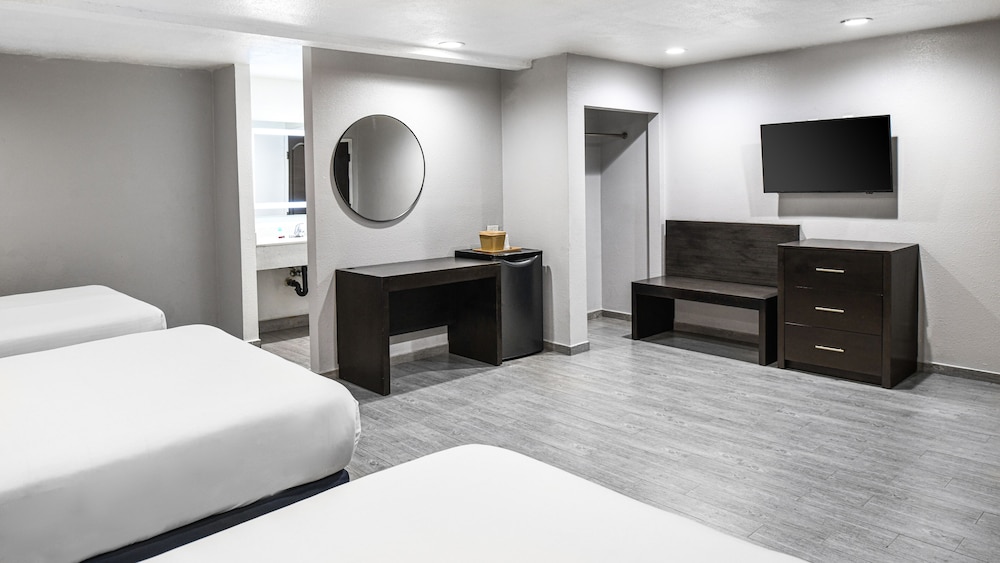 Hollywood Inn Express LAX 17/35