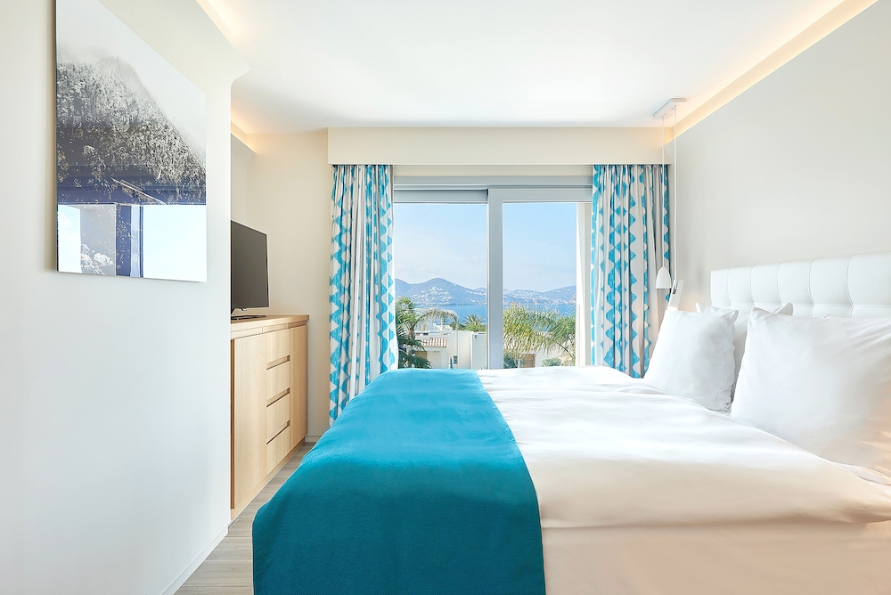 Lagoon, Infinity, Suite, King Bed, Family Area