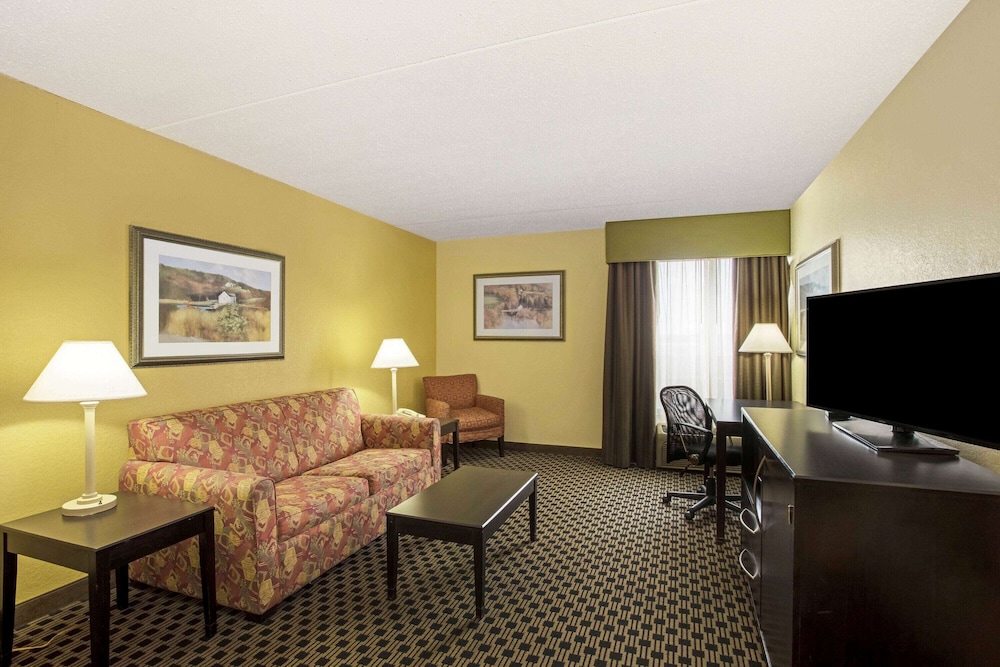 La Quinta Inn Suites Salina 40/57