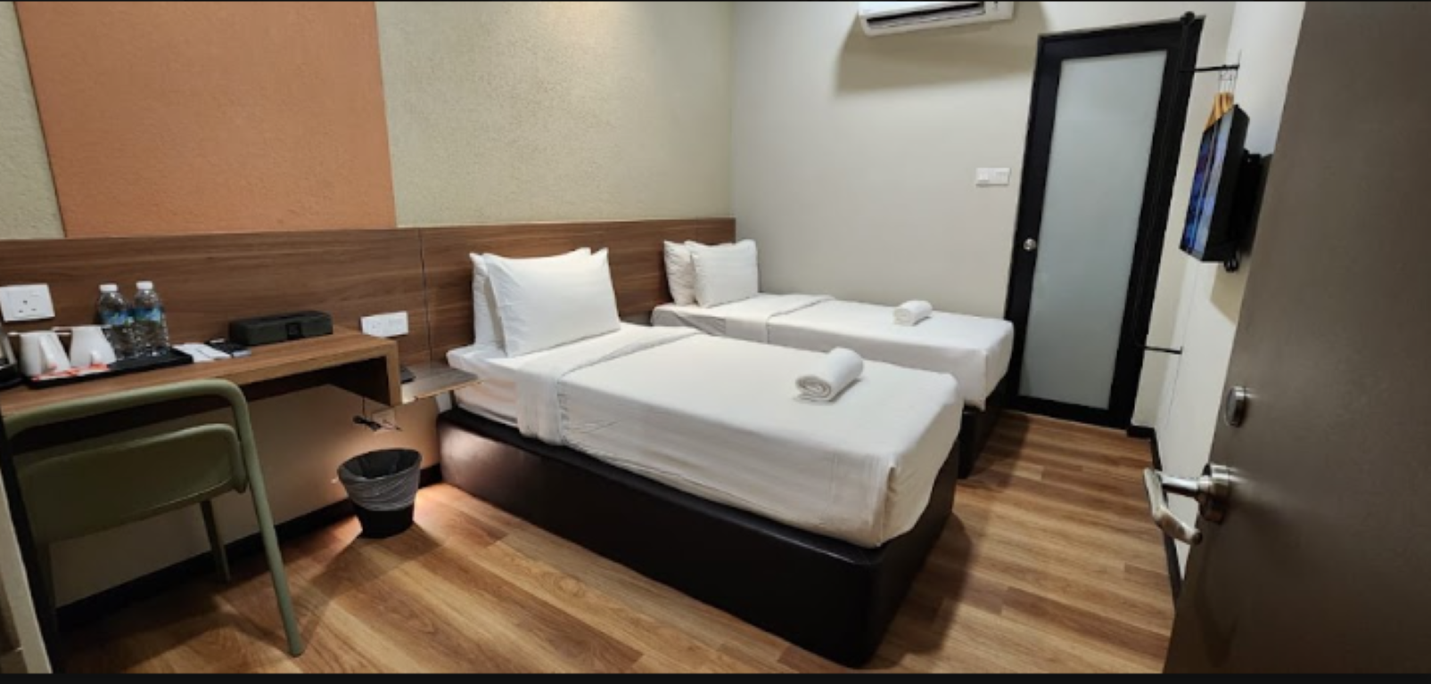 Connecting, King and Twin Beds