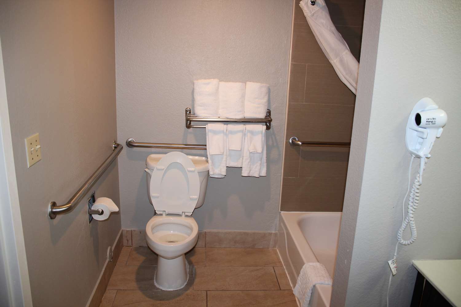 غرفة بسرير كينج بحوض استحمام لذوي الإعاقة، Boca Suites Deerfield Beach, SureStay Collection by Best Western FL 4/4