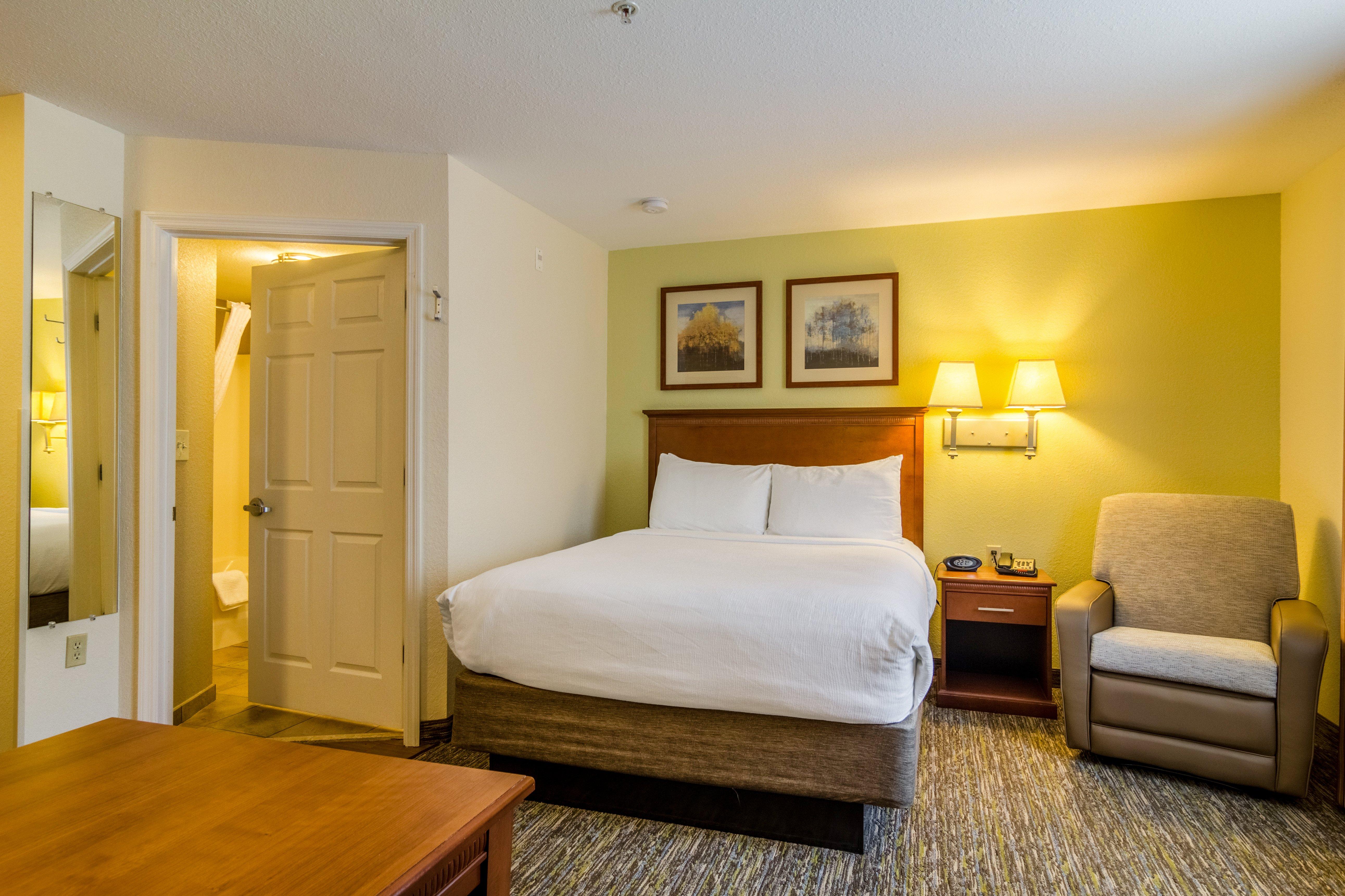 Studio, Queen Bed