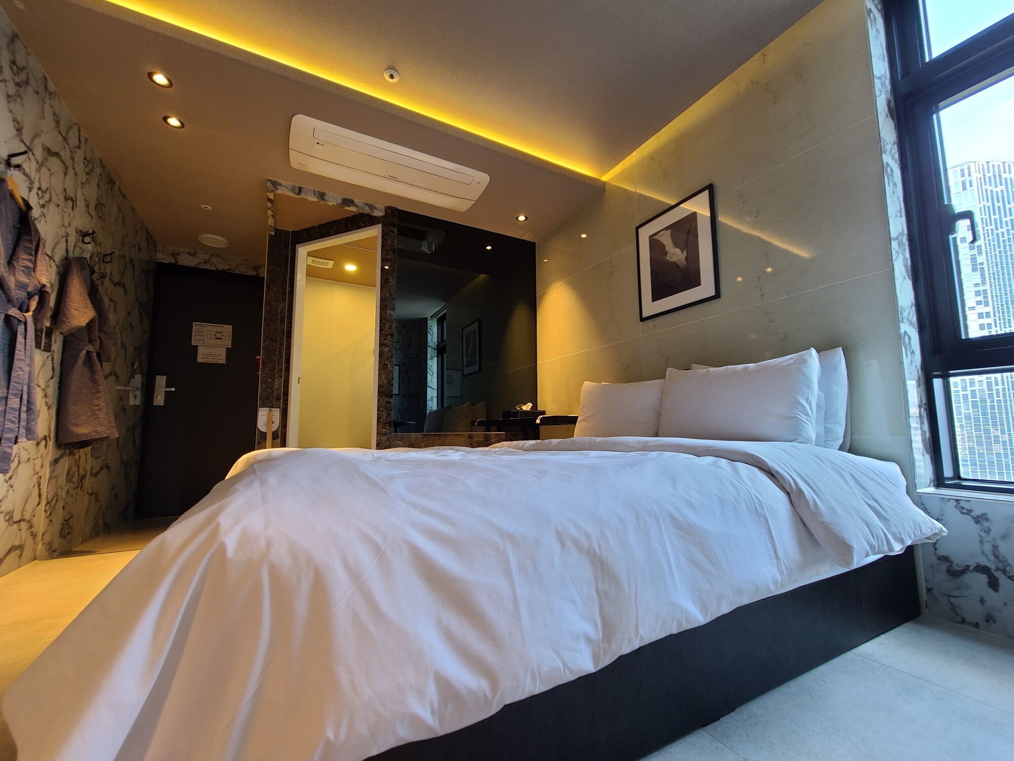 DELUXE, DOUBLE BED, VALLEY VIEW