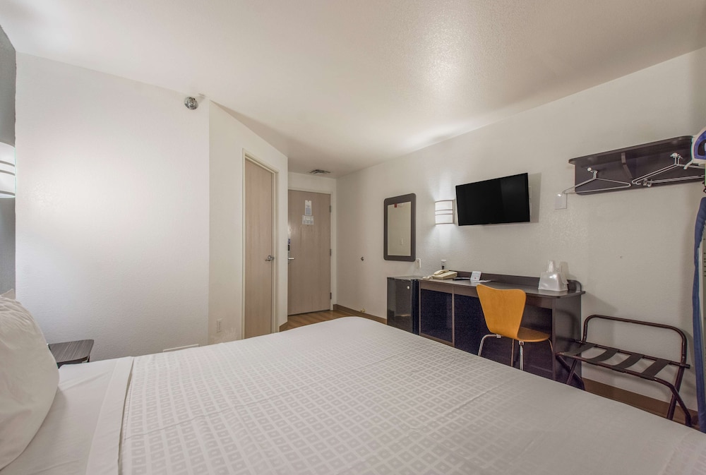 ROOM, KING BED