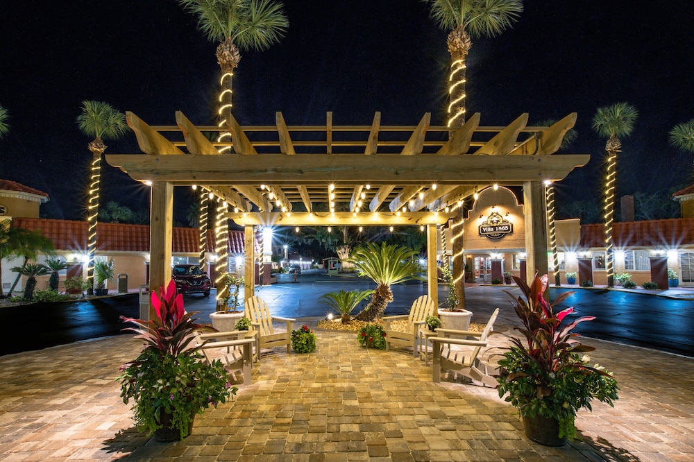 Villa 1565 (ex Howard Johnson Express Inn) 1/39