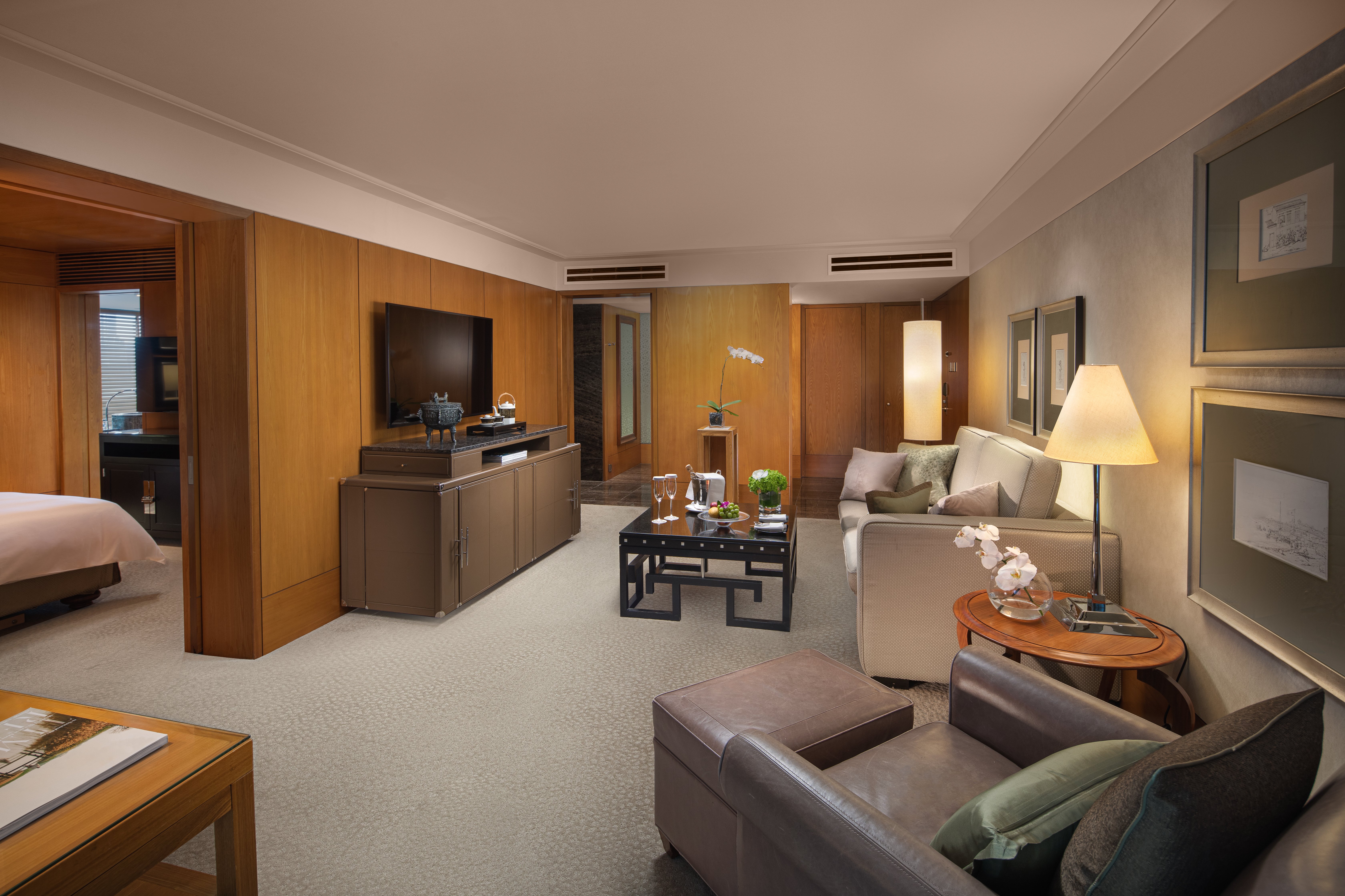 Mandarin Oriental Hong Kong 57/81