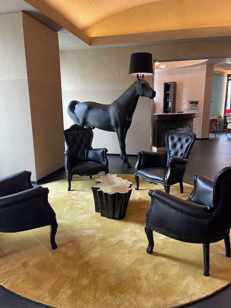 987 Prague Hotel 37/56