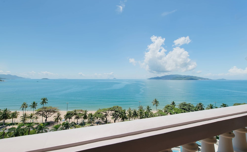 Sunrise Nha Trang Beach Hotel and Spa 72/78