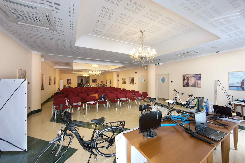 Ulisse Deluxe Hostel 35/42
