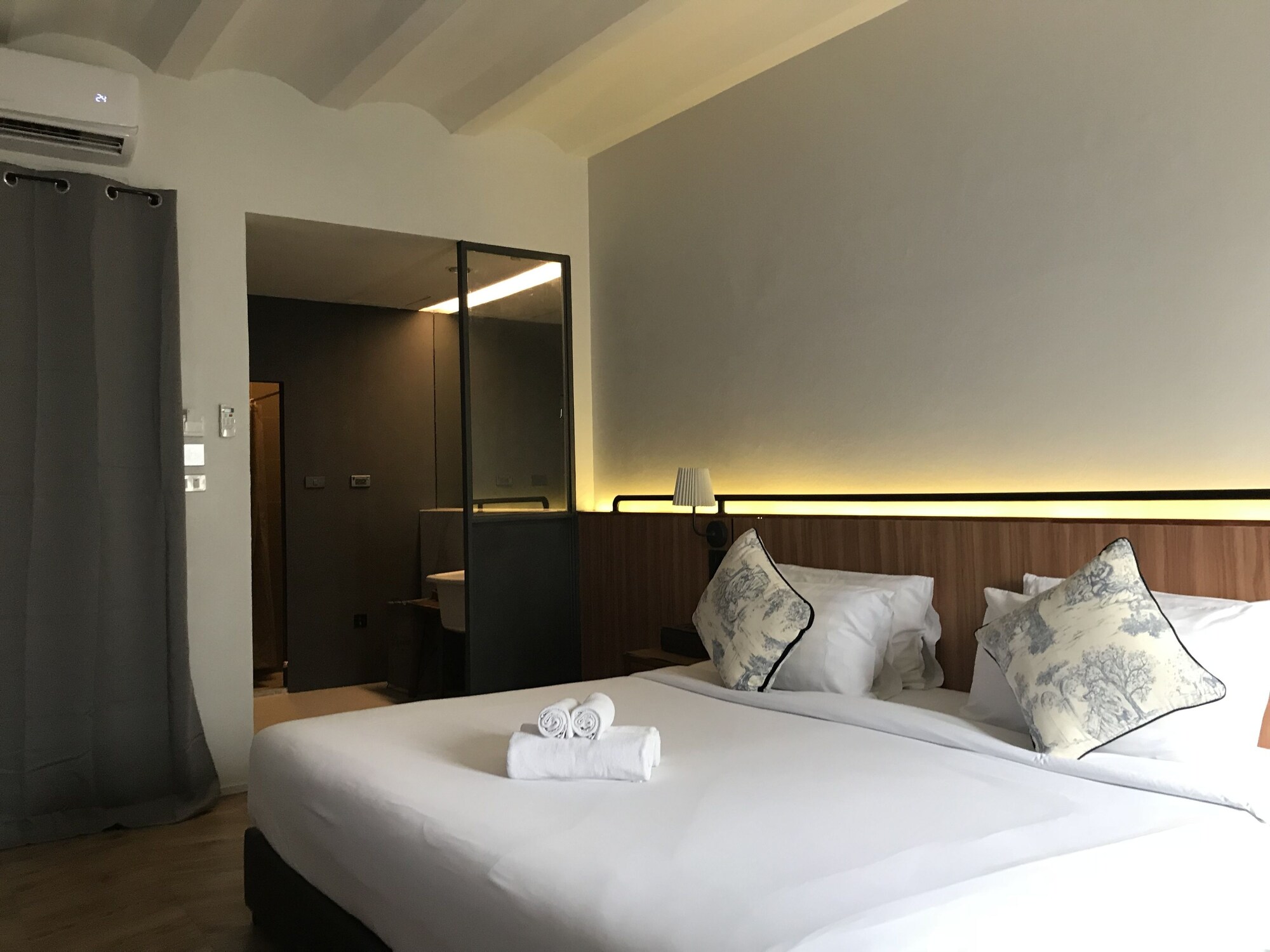 DELUXE, DOUBLE OR TWIN BED