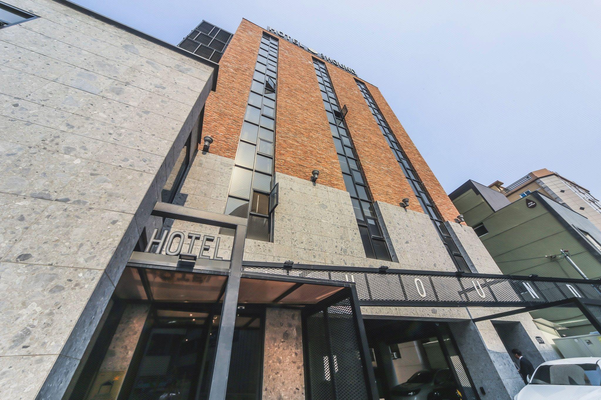 The Hound Hotel 7/45