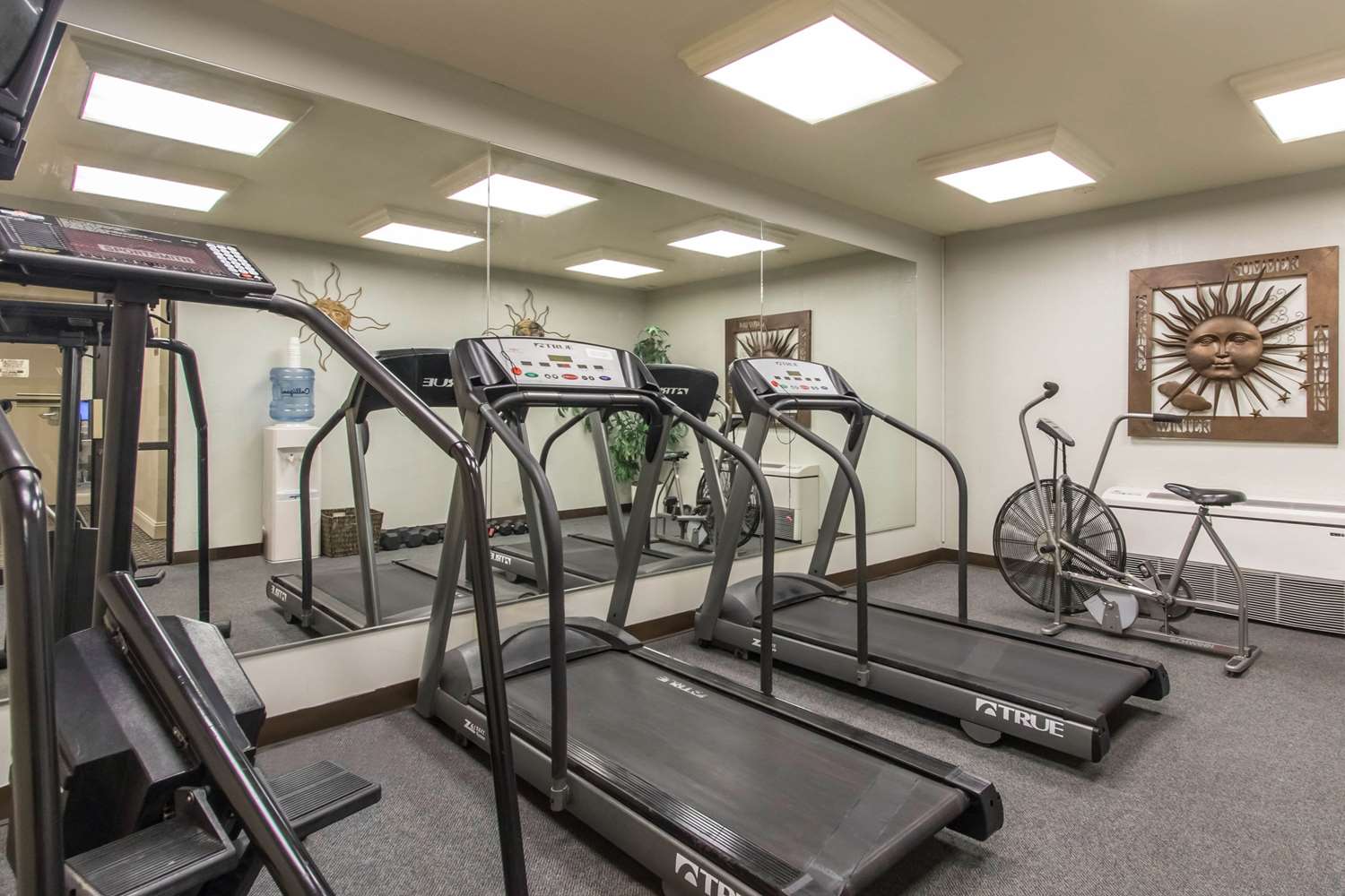 Econo Lodge Inn and Suites Joplin MO 23/42