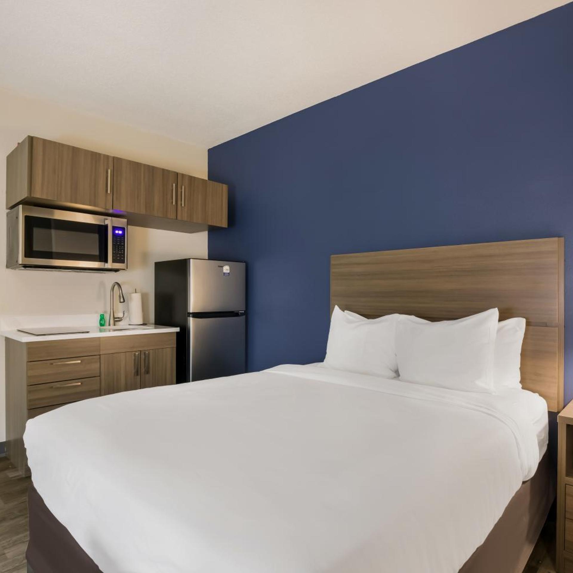 Efficiency, Suite, Queen Bed, Bathtub, Accessible