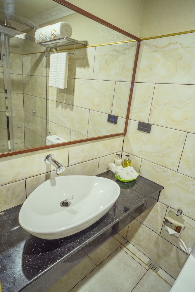 Roman Empire Panglao Boutique Hotel 50/50