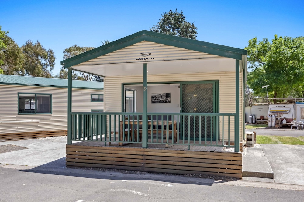 EUREKA STOCKADE HOLIDAY PARK 8/80