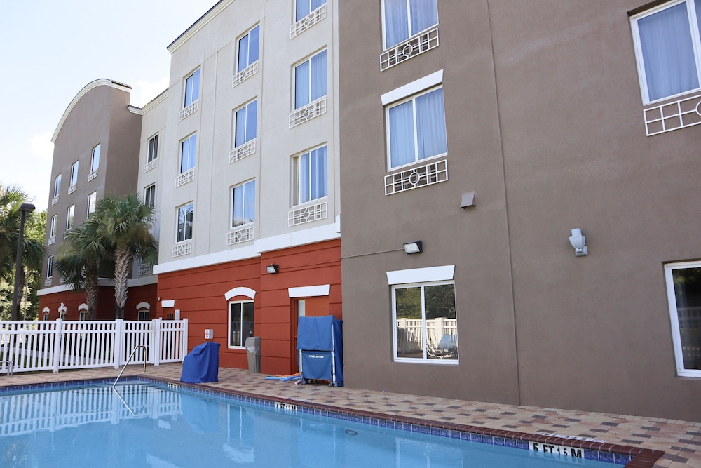 Holiday Inn Express Crystal River 7/59