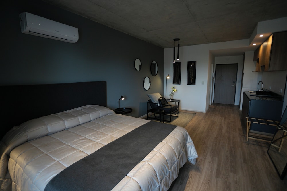 STUDIO, KING BED