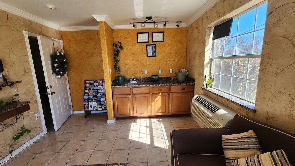Benbrook Inn & Suites by Fort Worth I-20 4/34