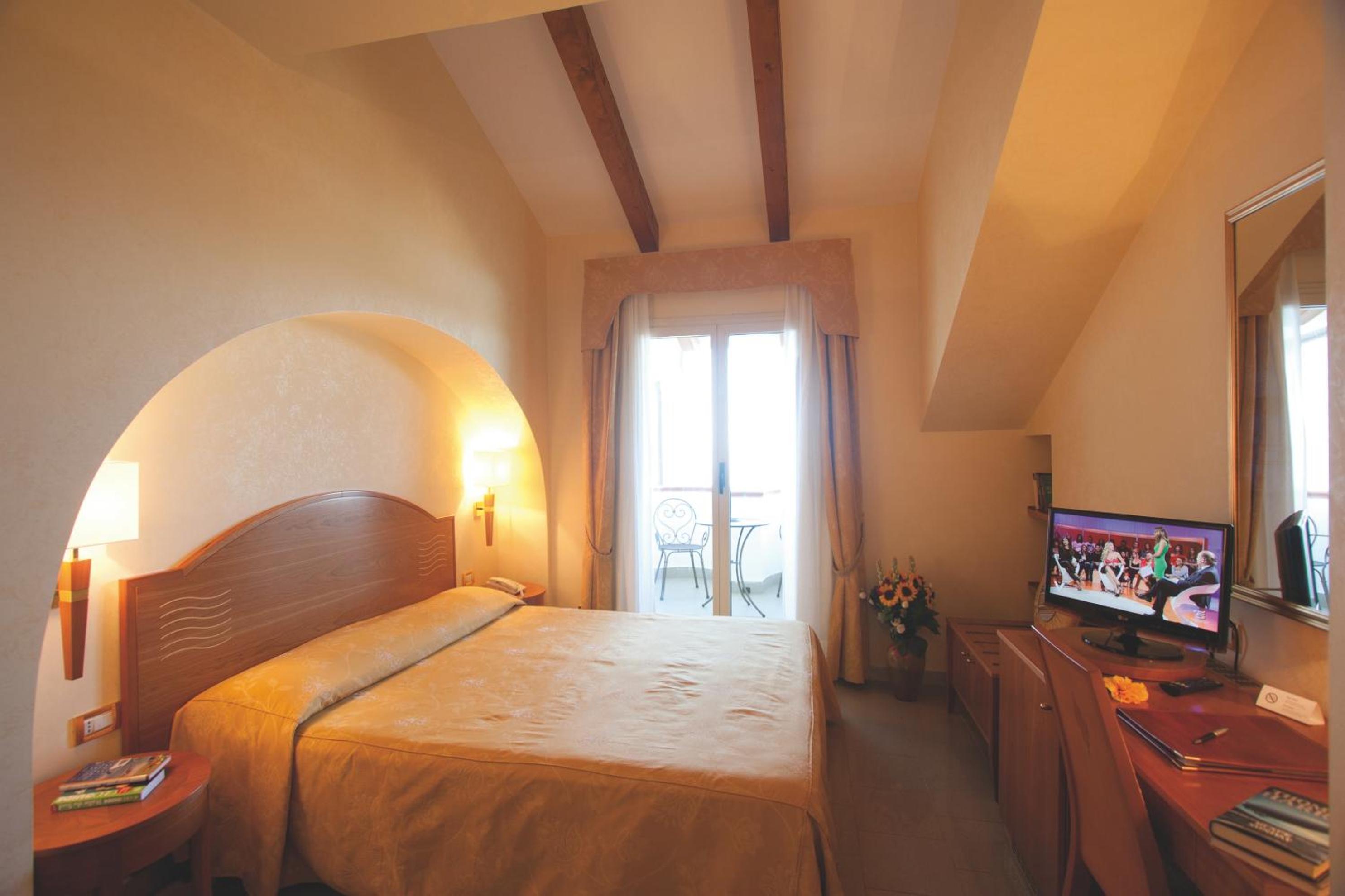 ROOM, QUADRUPLE