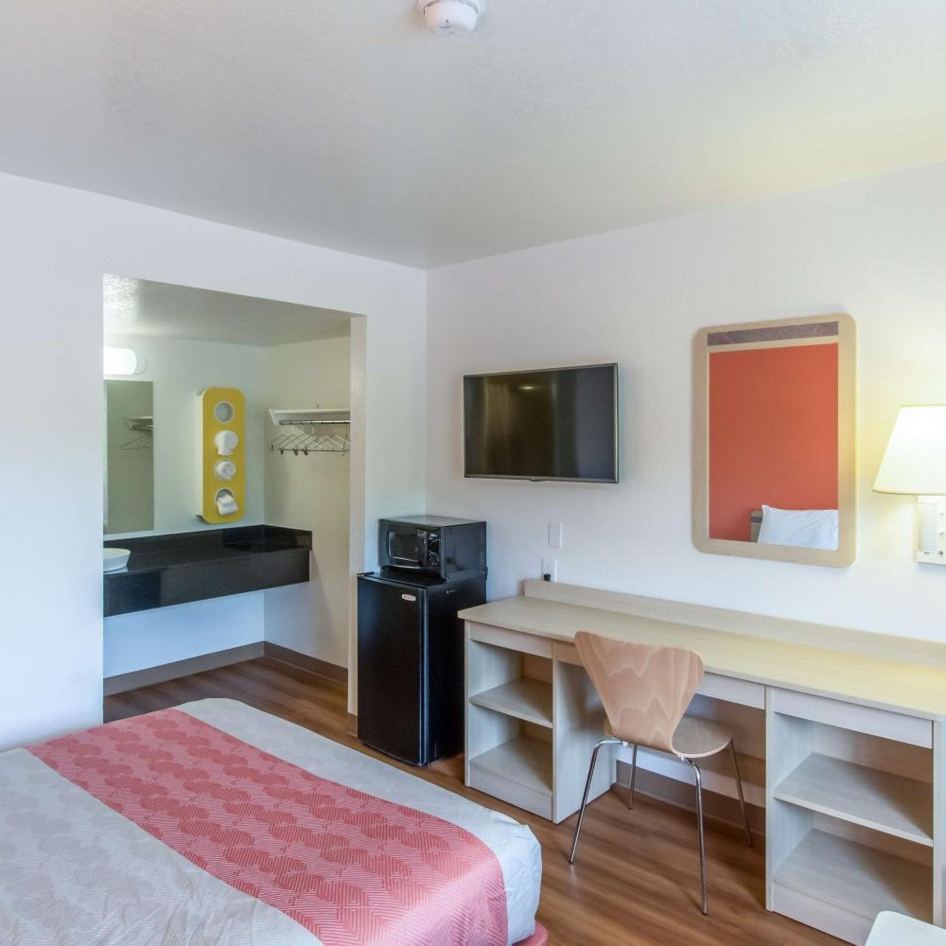 1 Queen Bed, Motel6 Redding, CA - North 8/10