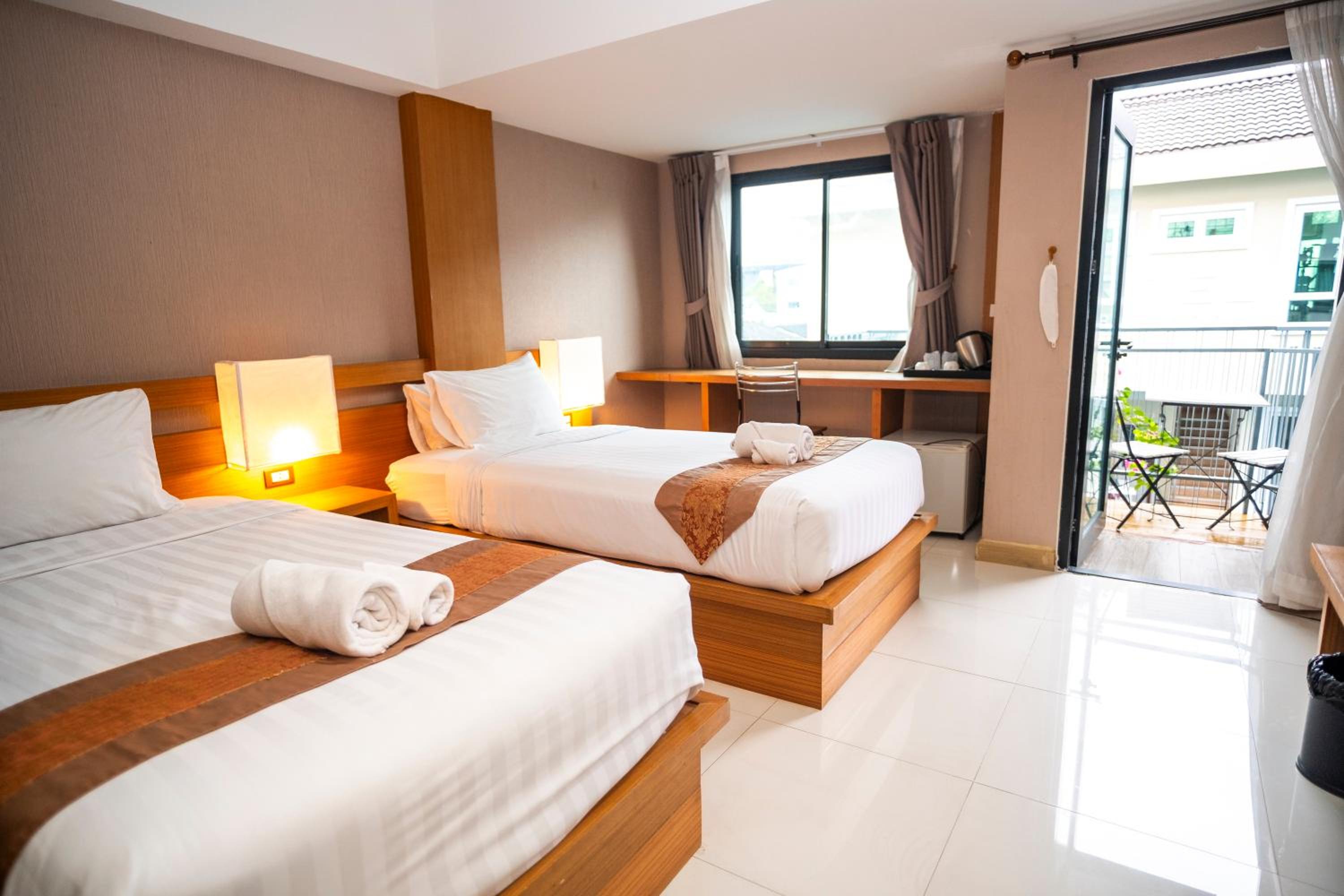 Suite, Double or Twin Bed, Pool View