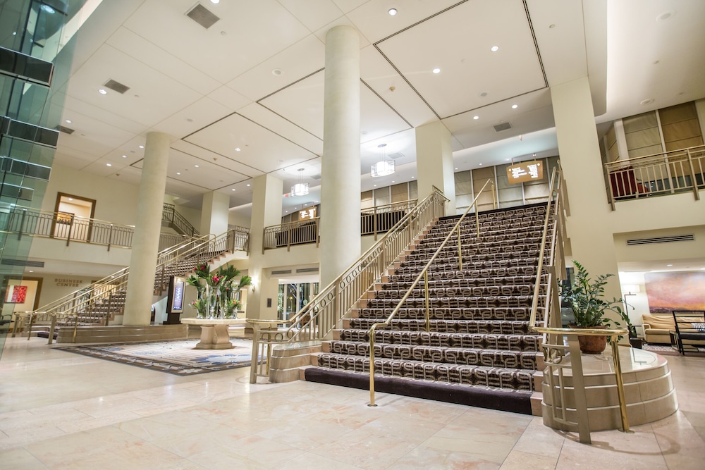 Omni Los Angeles Hotel At California Plaza 10/81
