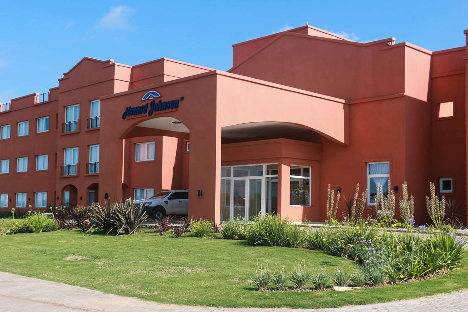 Howard Johnson by Wyndham Funes 17/67