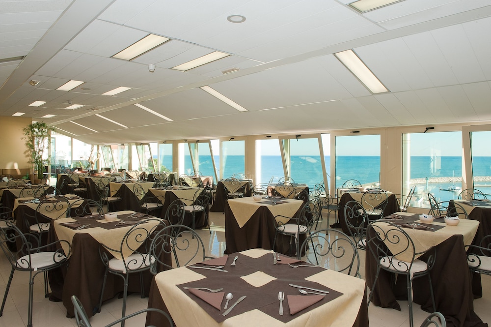 Hotel Borgo Marina 20/50