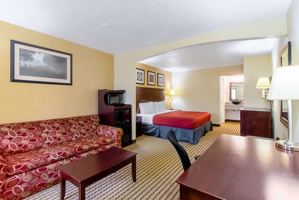 Quality Inn & Suites Dickson TN 35/46
