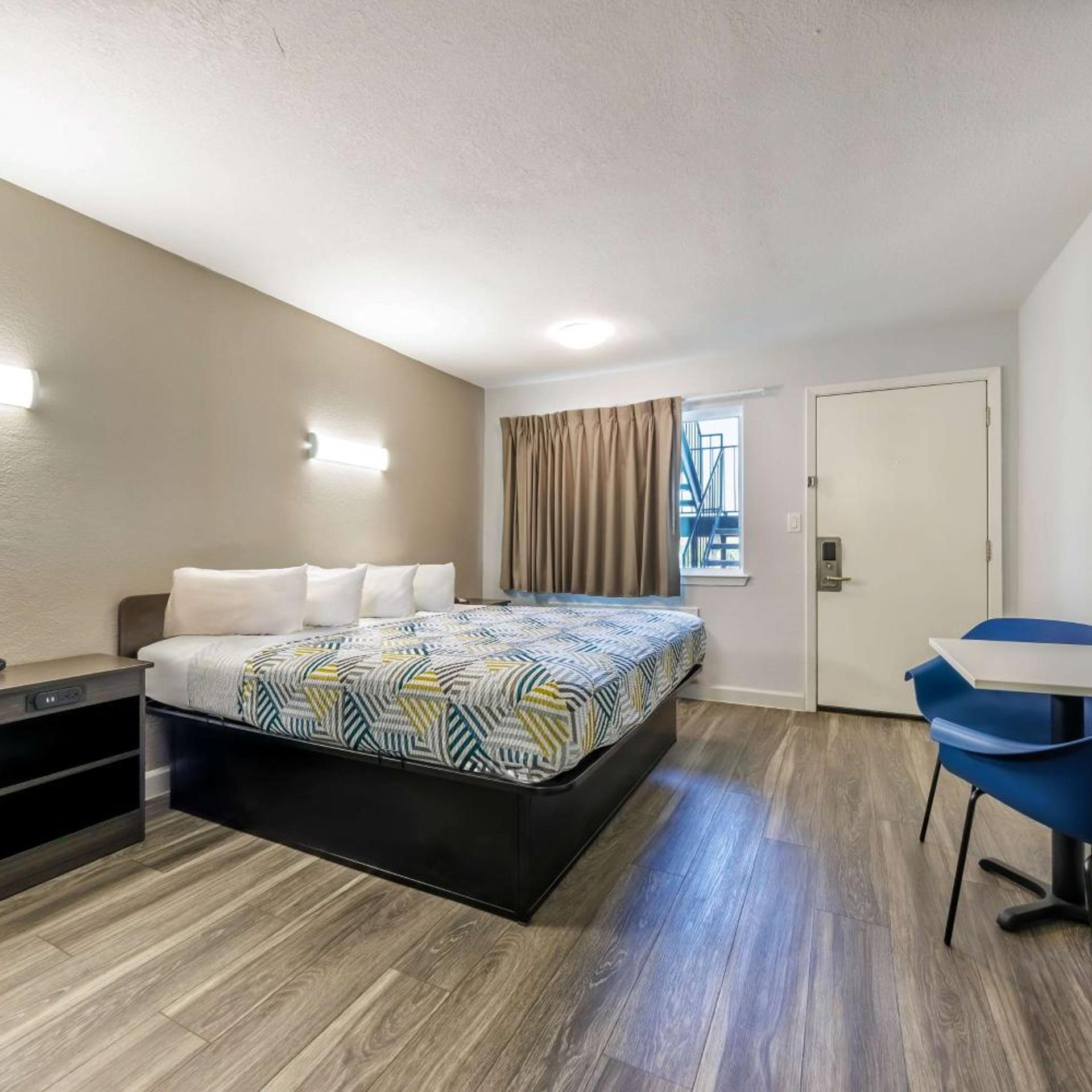 ROOM, QUADRUPLE, ACCESSIBLE