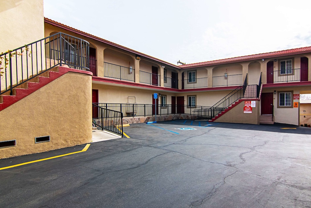Econo Lodge Long Beach I-405 22/25