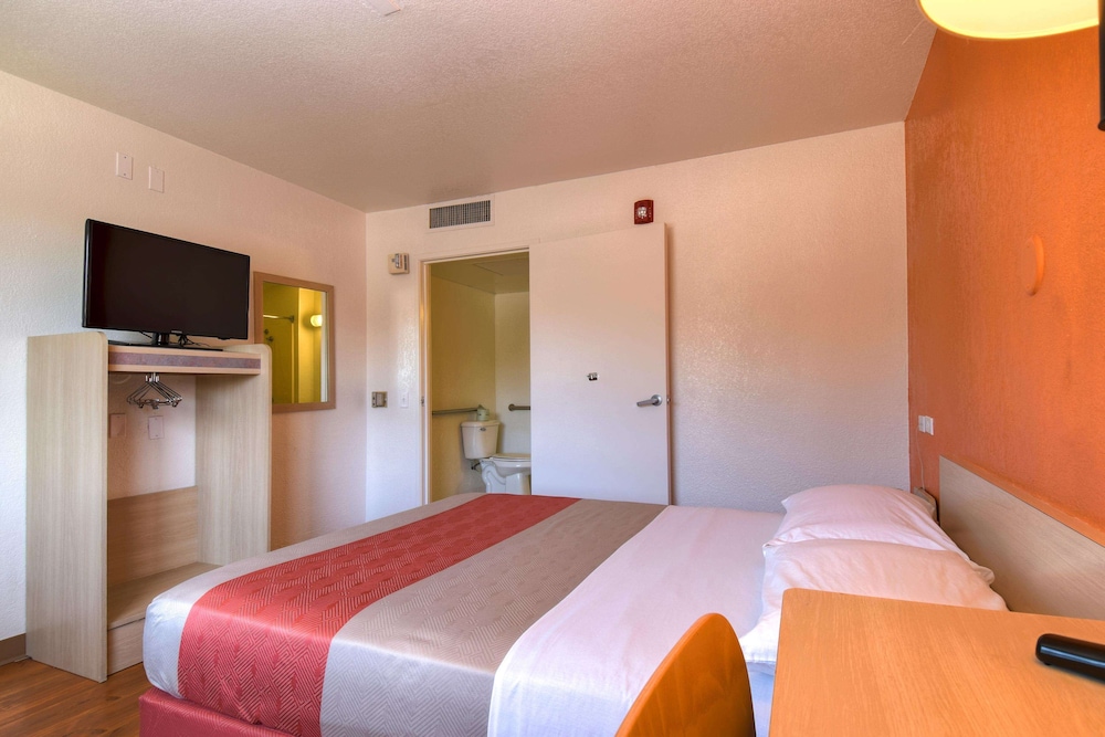Motel6 Jurupa Valley, CA - Riverside West 25/44