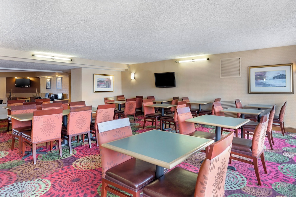 Holiday Inn Express Chicago Downers Grove 67/74