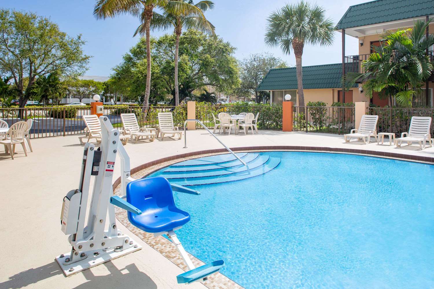 Super 8 By Wyndham North Palm Beach 36/58