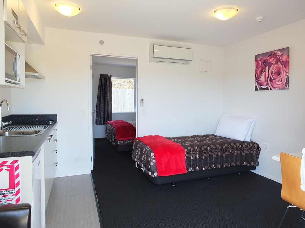 ROOM, 1 QUEEN AND 1 SINGLE BED