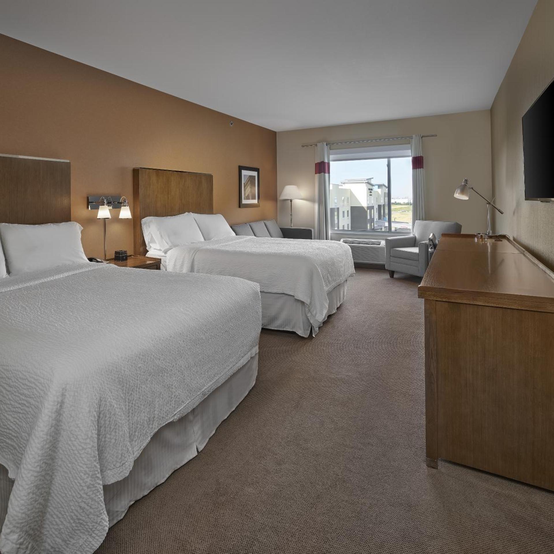 غرفة بسرير كينج وسريرين كوين، FOUR POINTS BY SHERATON SHERWOOD PARK 2/6