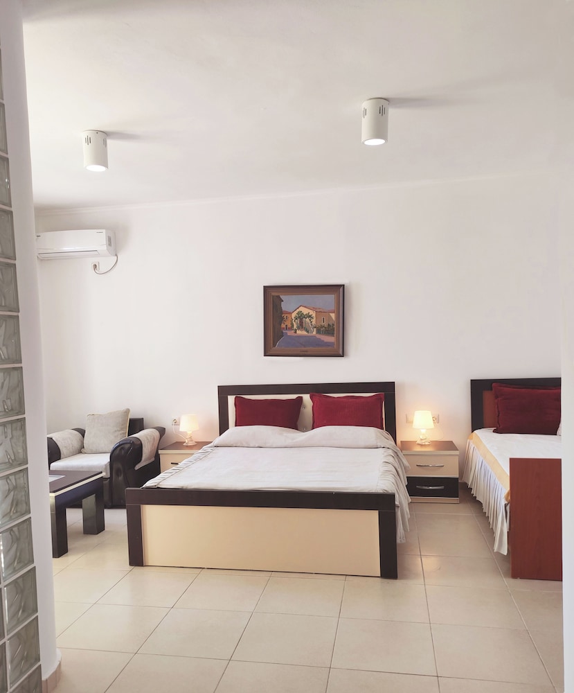 Family, Studio, 1 Queen and 3 Single Beds
