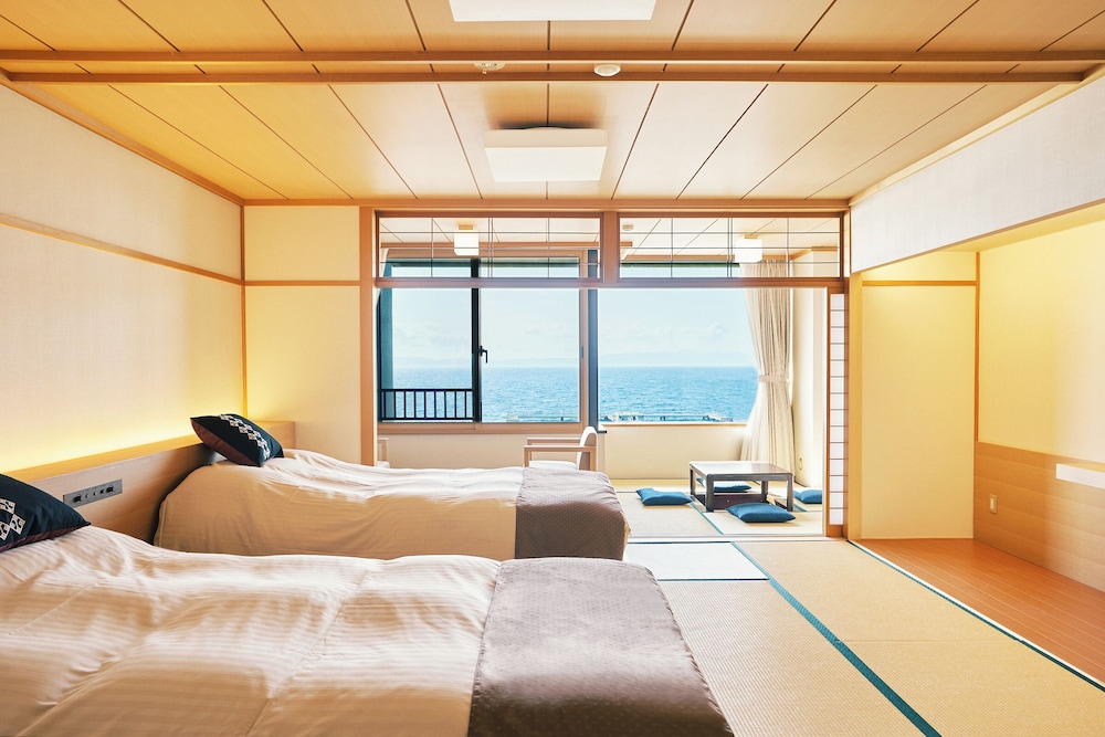 JAPANESE WESTERN, TWIN BEDS