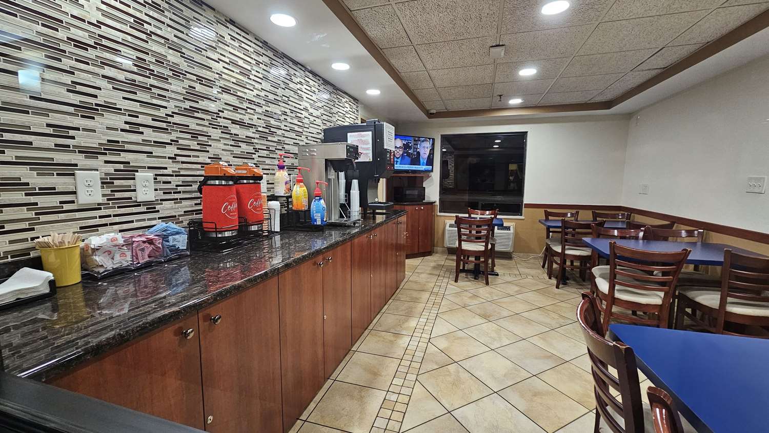 Econo Lodge Woodbridge 30/36