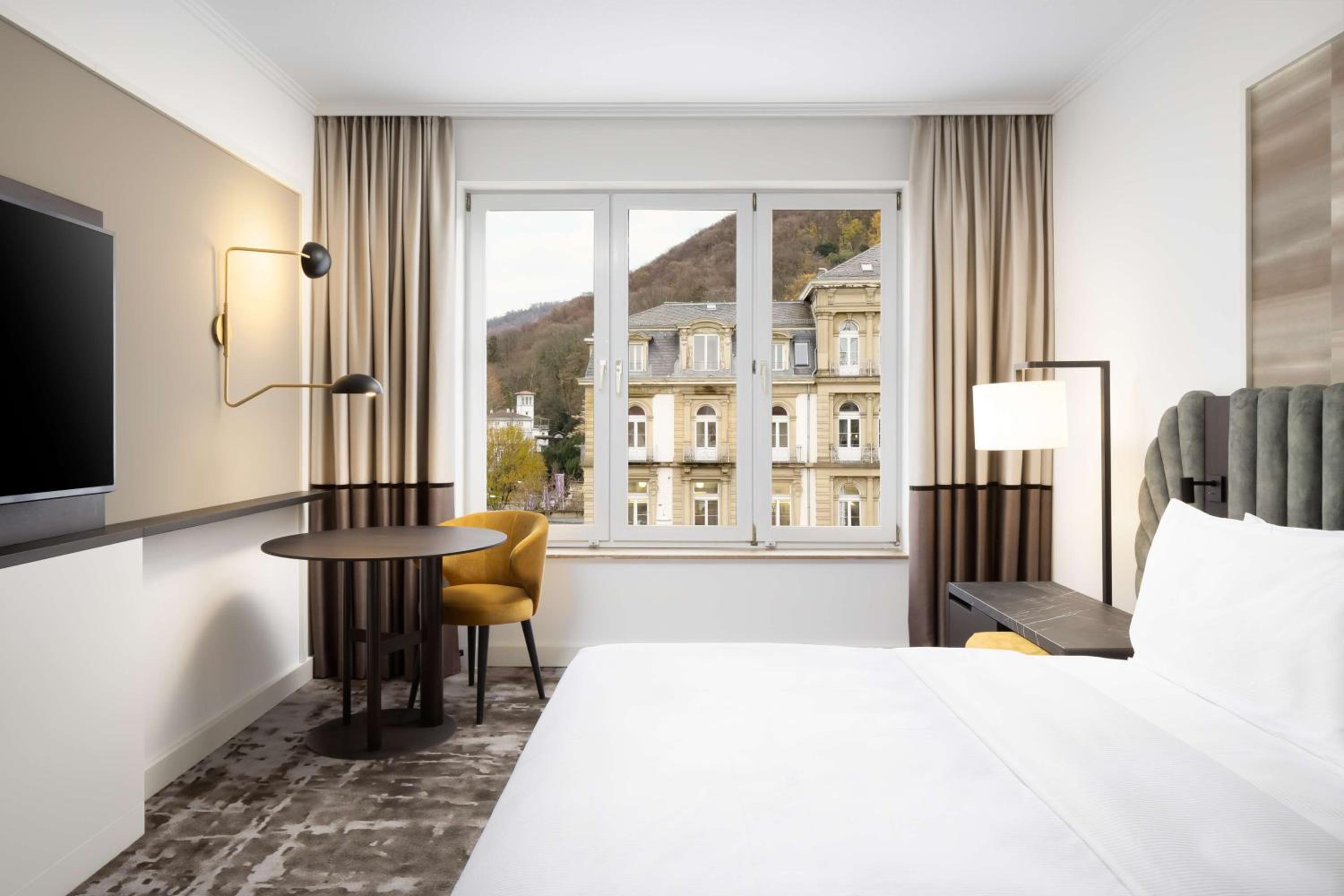 EXECUTIVE, KING BED, LOUNGE ACCESS