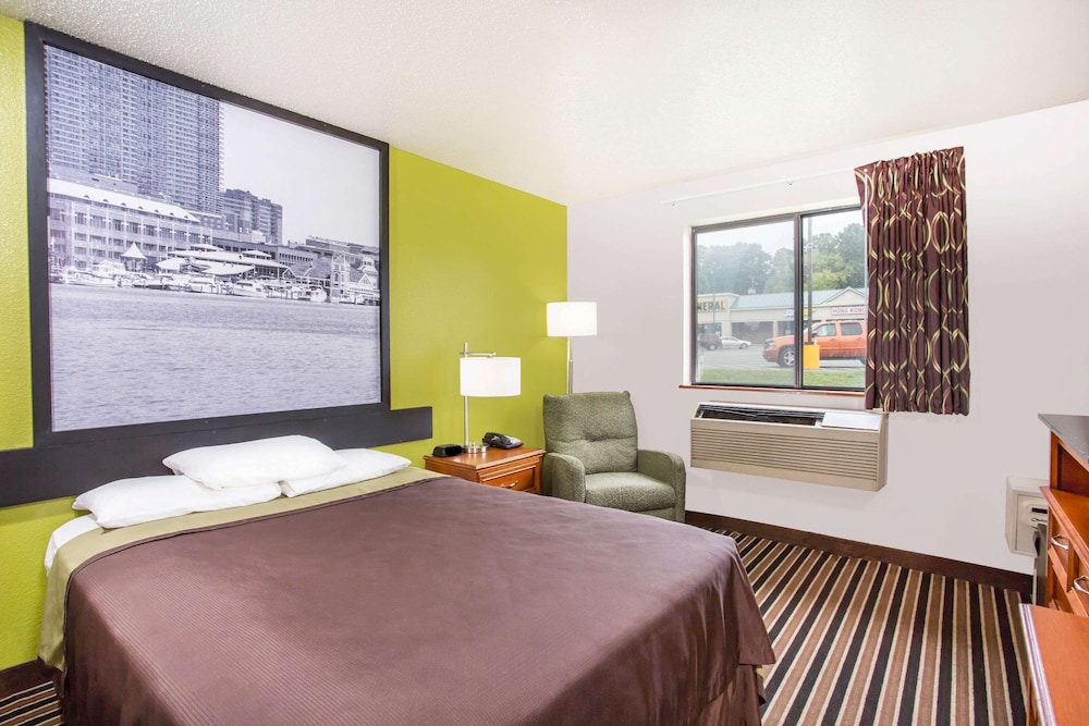 Super 8 by Wyndham South Boston VA 18/31