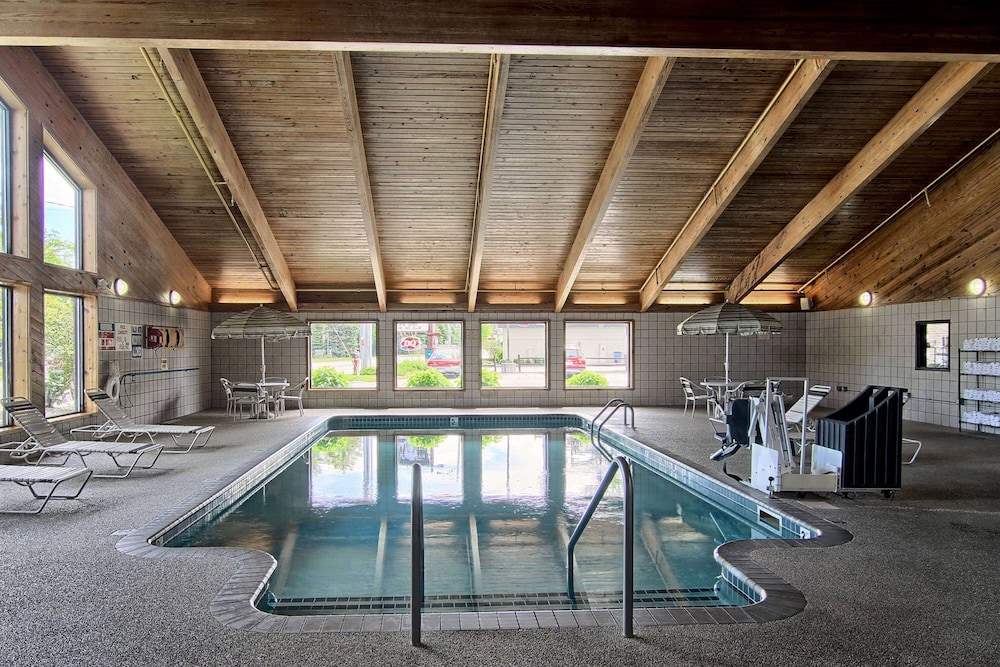Blossom Hotel & Suites Traverse City 32/64