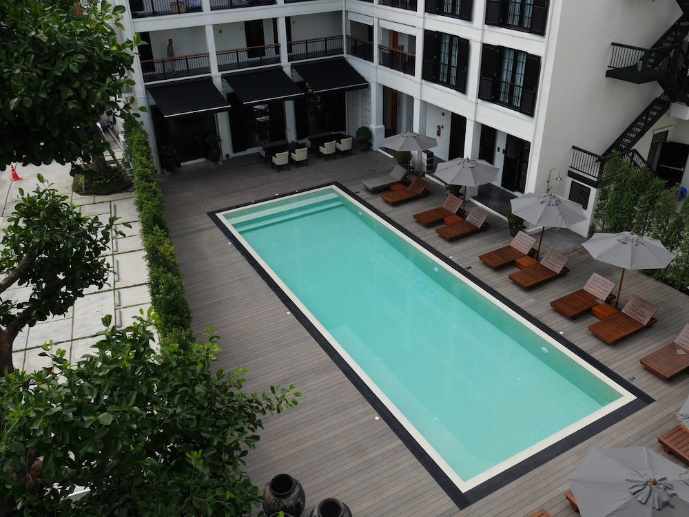 Buri Siri Hotel 69/71