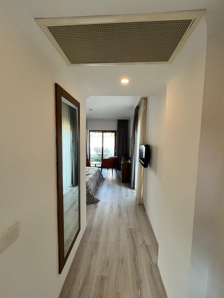 Small Bea Ch Hotel 13/32