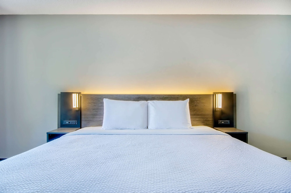 Motel6 Jeffersonville, IN - Louisville 20/33